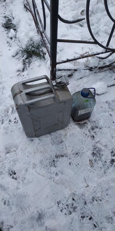 Пляшку зі слідами кіптяви палії залишили на місці події.