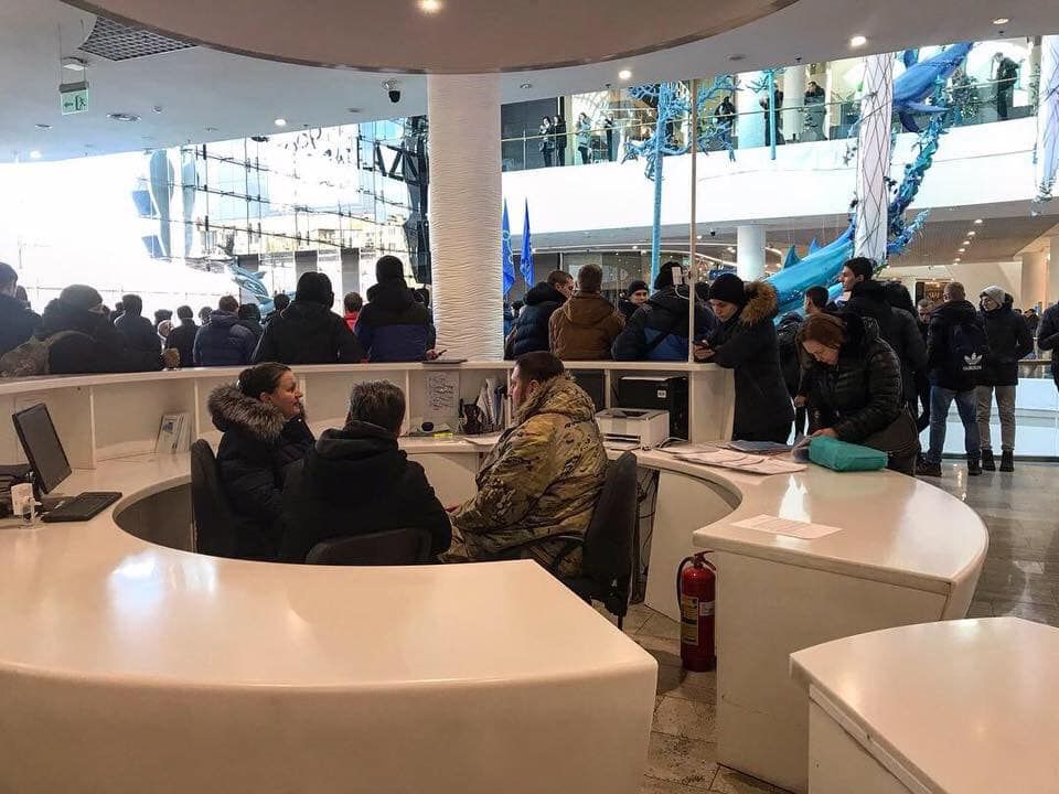 ТРЦ Ocean Plaza заблокували. Фото: facebоok.com/ Олексій Савенко