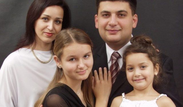 Олена і Володимир Гройсман з доньками Юлею і Христиною, фото: instagram.com