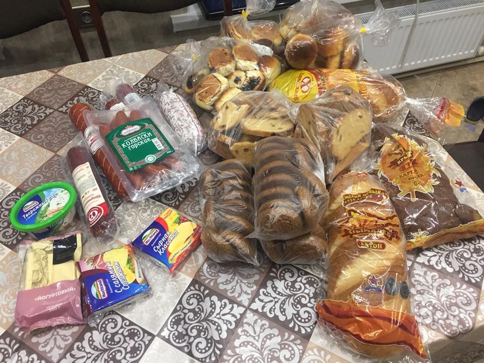 протягом дня люди приносили і перераховували допомогу українським морякам. Фото: facebook nariman.dzhelalov