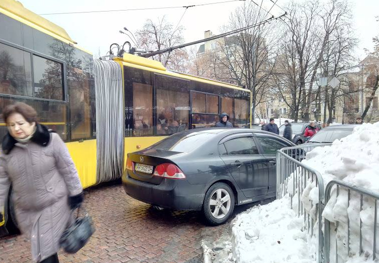 В центре Киева неправильно припаркованное авто заблокировало движение общественного транспорта. Фото: Фейсбук/Андрей Тимофеюк