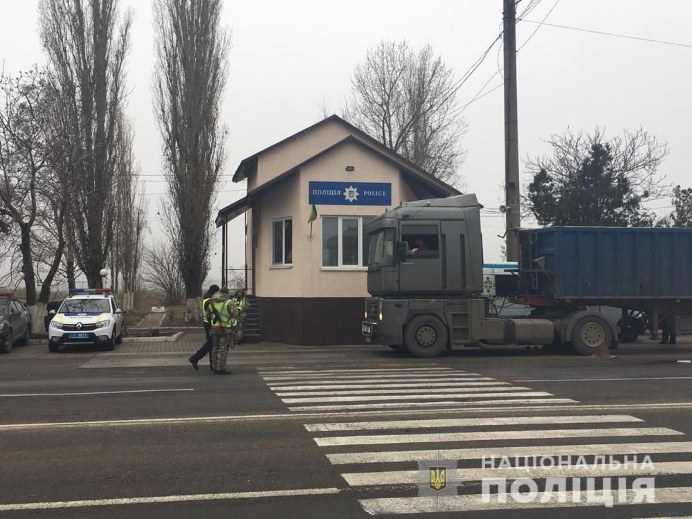 Одесская область установила  блокпосты с бронетехникой. Фото: Нацполиция