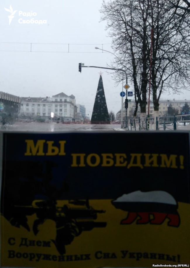 На листівках військовий цілиться у ведмедя в кольорах російського прапора.