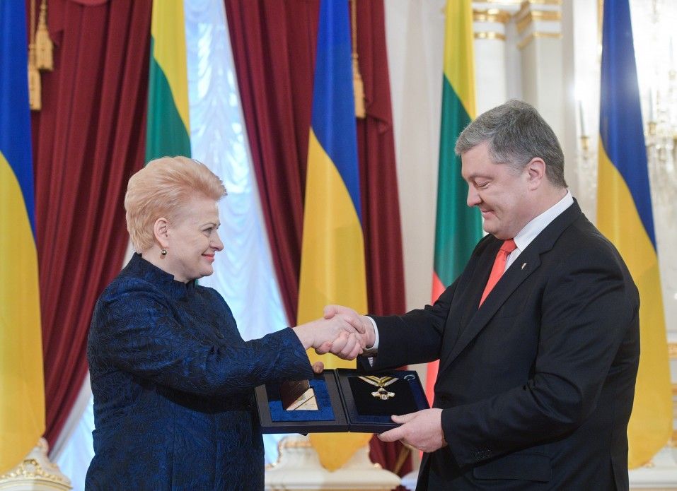Порошенко наградил Грибаускайте орденом Свободы. Фото: АП