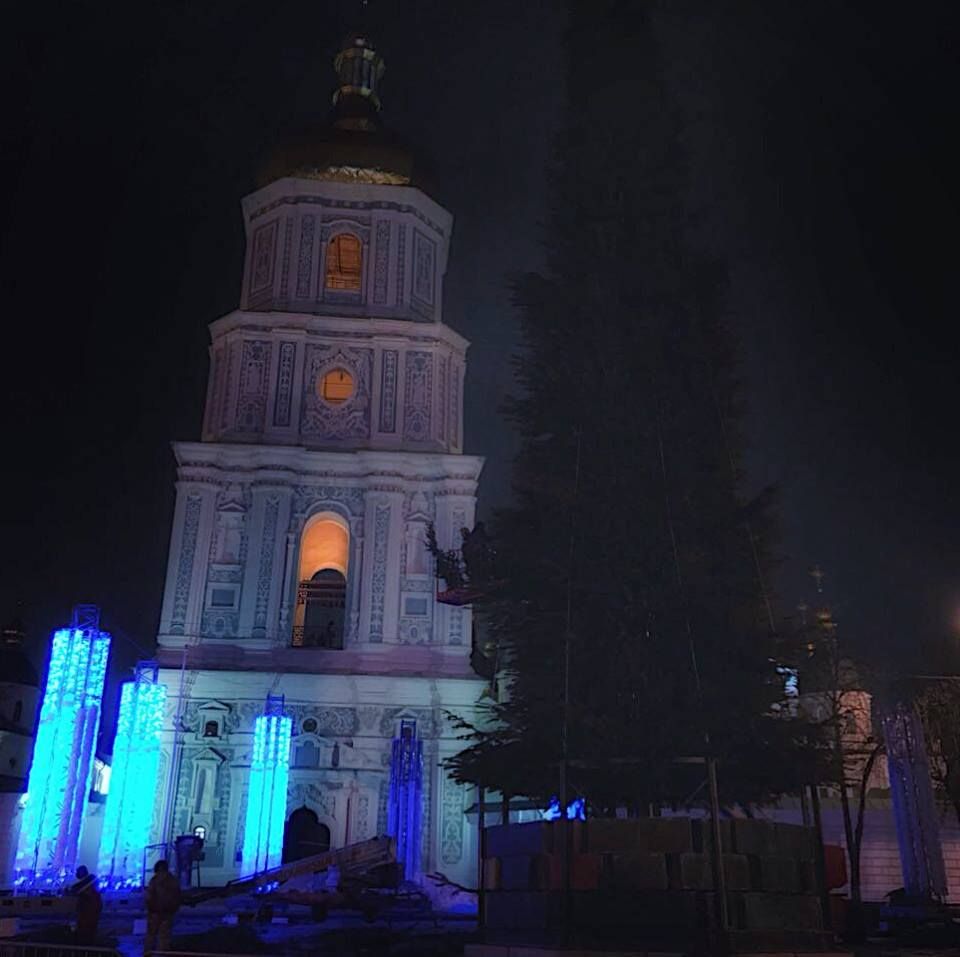 Монтировать елку начали вчера. 