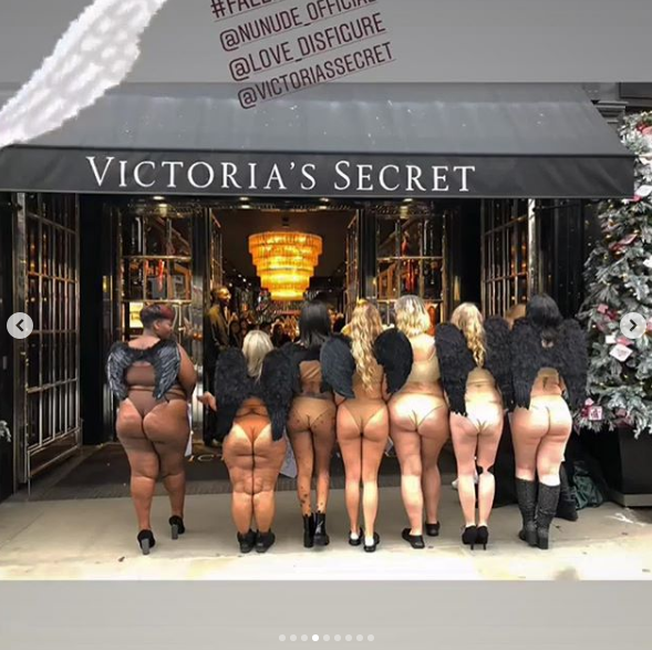 Причиной протеста стало ежегодное шоу модного бренда женского белья Victoria's Secret. Фото: instagram charlotteamylouise