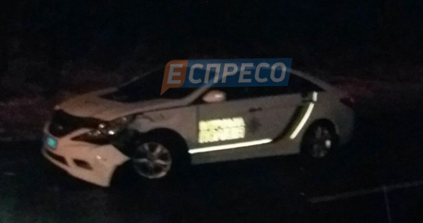 Патрульные протаранили друг друга и вылетели на тротуар. Фото: 