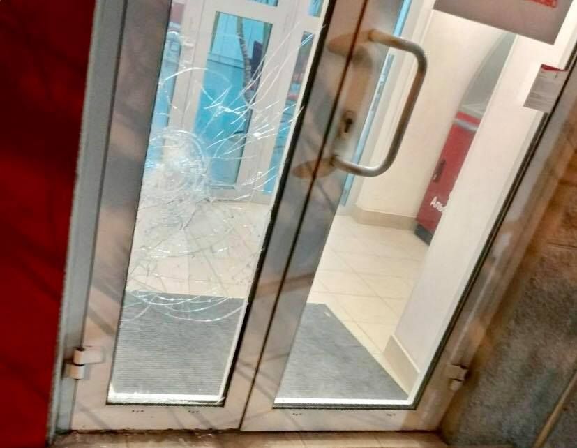 Невідомі розмалювали стіни Альфа банку. Фото: varta1
