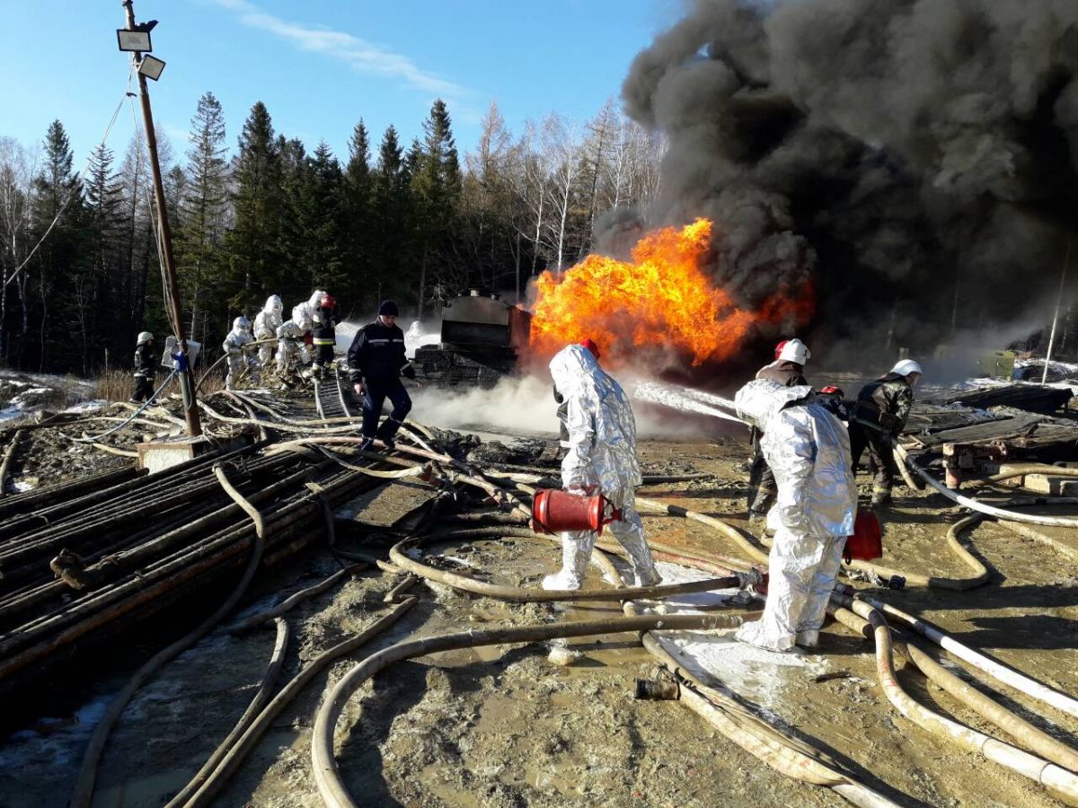 Рядом с очагом возгорания находились амбары с нефтью. 