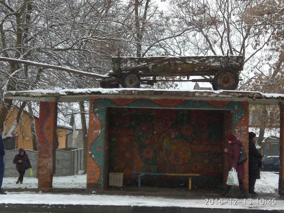 В прошлом году телеги появлялись на остановках в нескольких городах Украины.