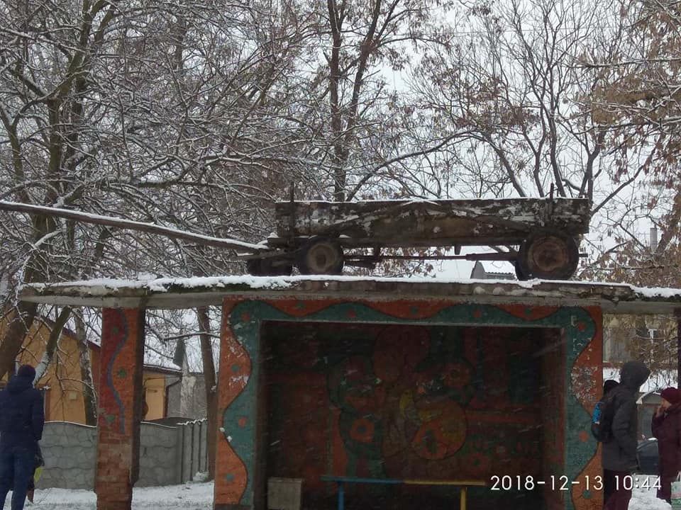 В этот день девушки, по традиции, гадают, а парни - шалят.