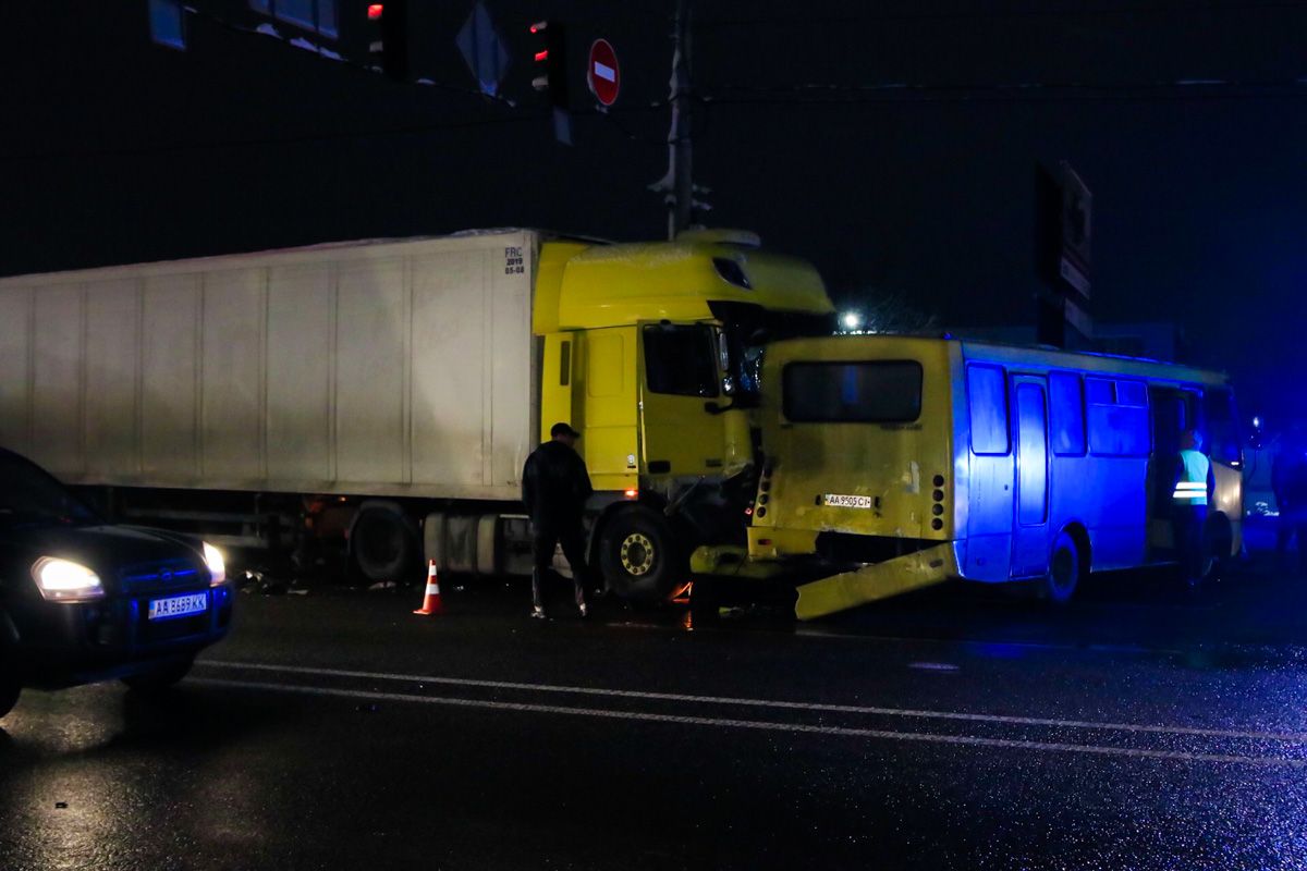 На Одесской трассе возле населенного пункта Чабаны произошло масштабное ДТП с пострадавшими.