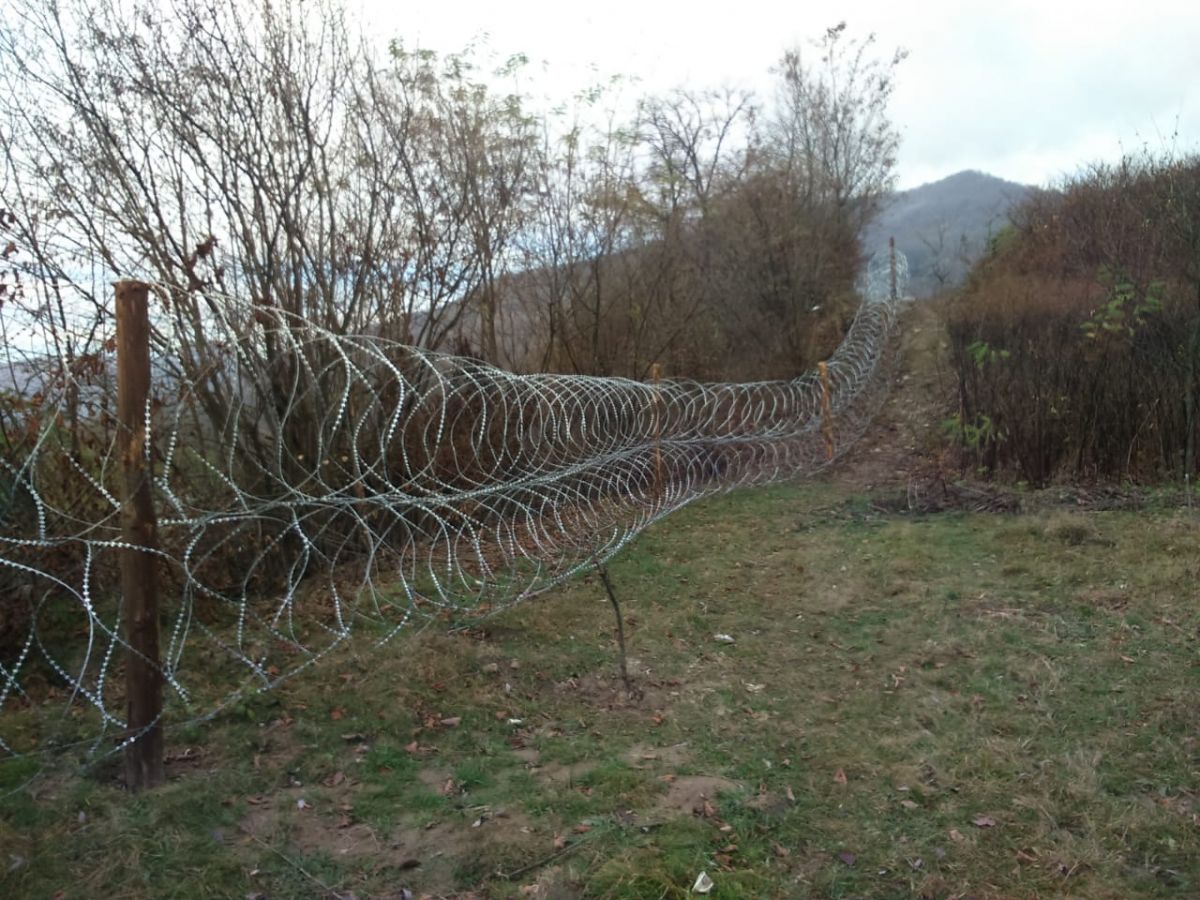 Пограничники понимают, что преодолеть забор можно, но говорят, что он замедлит преступников.