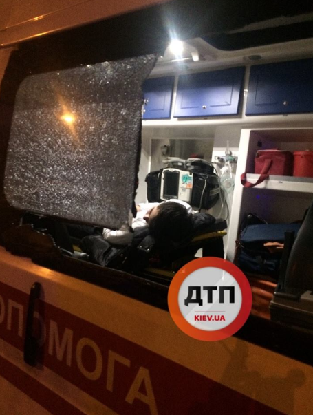 У Києві п'яний чоловік накинувся на бригаду швидкої