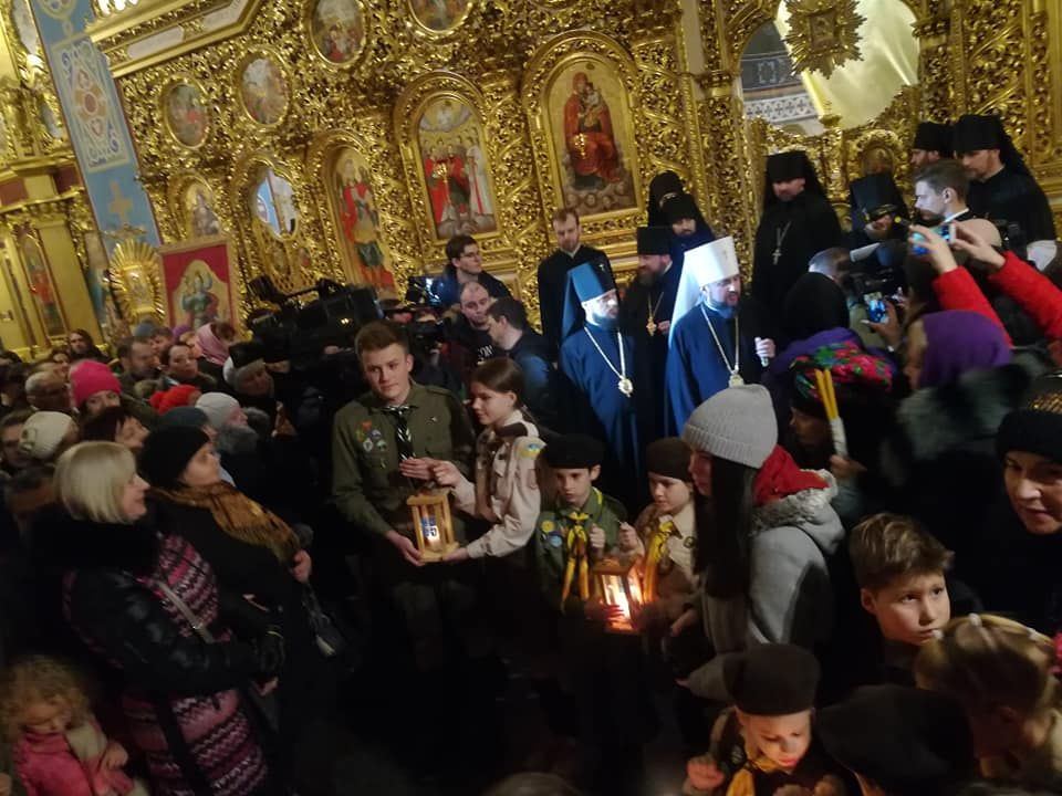 Пластуны передали Киеву Вифлеемский огнь мира. Фото: facebook.cоm/oles.kovalchuk