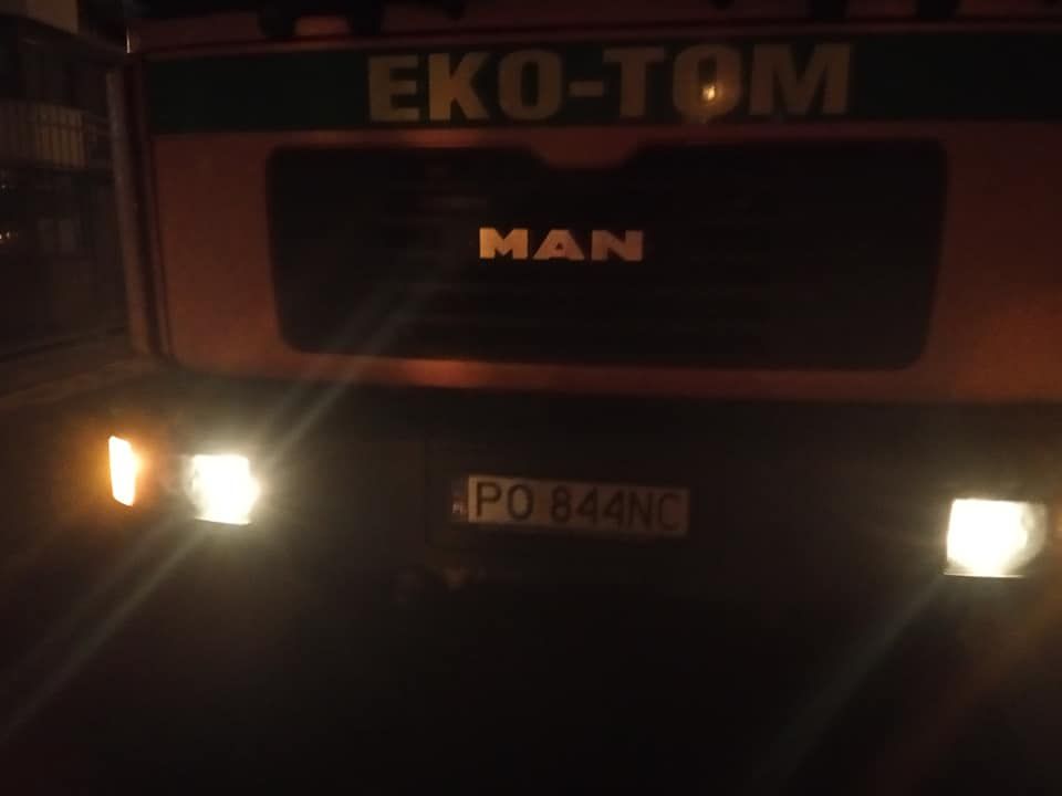 Місцевим жителям вдалося зробити світлини сміттєвоза. Фото: facebook.com/Kostiantyn.Lokhvytskyi