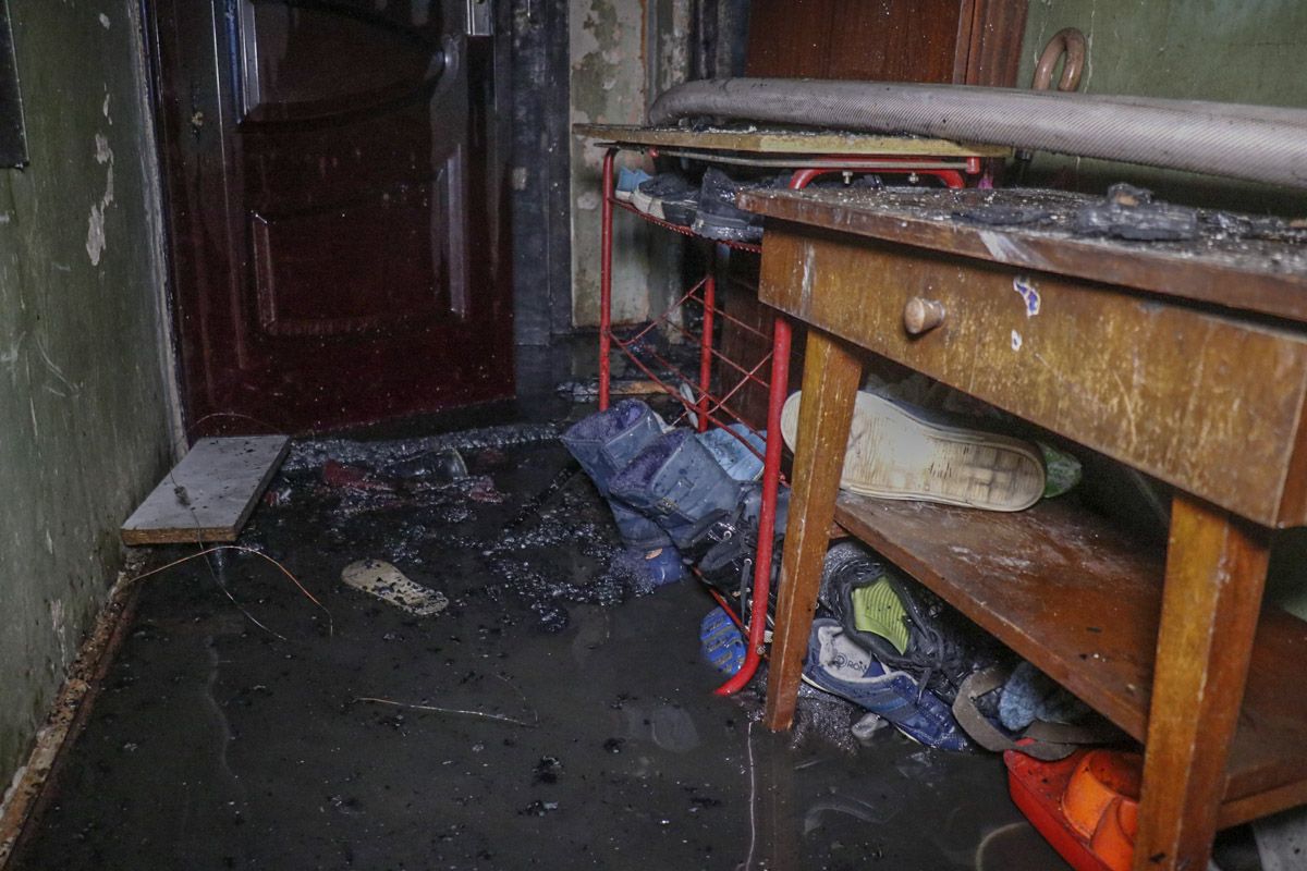 Рятувальникам вдалося вчасно вивести із квартири підлітка, тому він не постраждав.