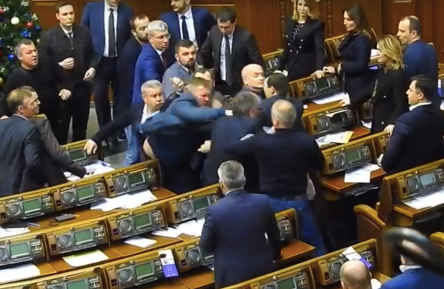 Оппозиция и коалиция устроили потасовку. Скриншот видео facebооk.com/azdriy.dzundzia
