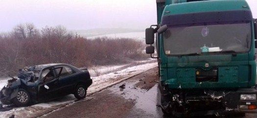 В Донецкой области легковушка вылетела на встречку и столкнулась с грузовиком. Фото: Нацполиция