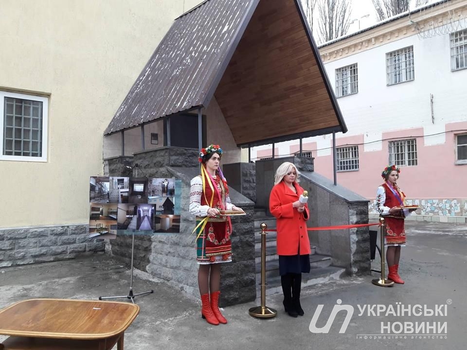 Участвовавших в торжестве открытия девочек в национальных костюмах долго время держали на морозе в ожидании начала. 