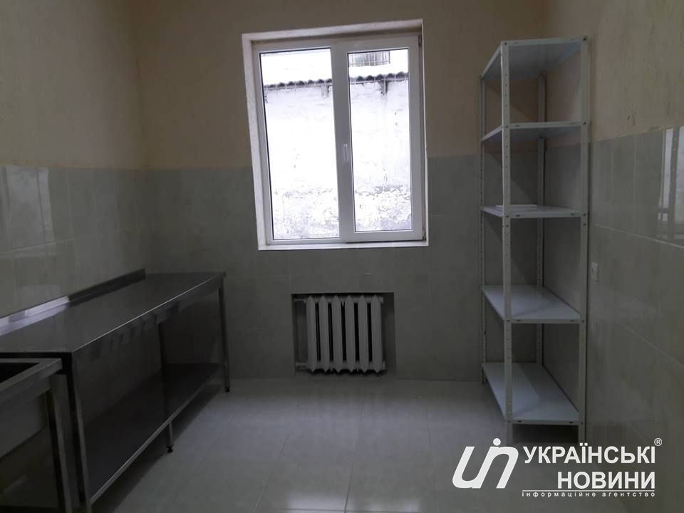 В корпусе воняет свежей краской и, по субъективному впечатлению журналиста Українських Новин, плесенью.