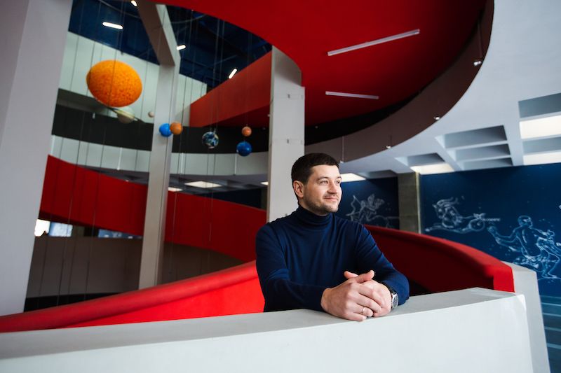 Основатель первой в Украине клиники биохакинга SQLAB Святослав Ханенко еще в 2007 начал внедрять систему управления своим здоровьям, (фото сделано в Киевском планетарии)