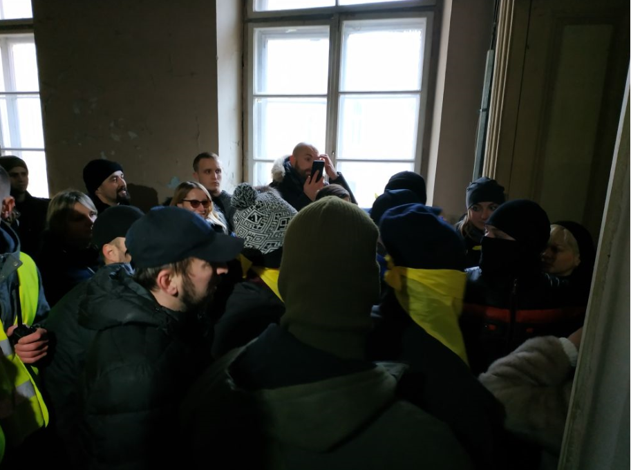 Журналісти були заблоковані в редакції. Фото: zaxid.net