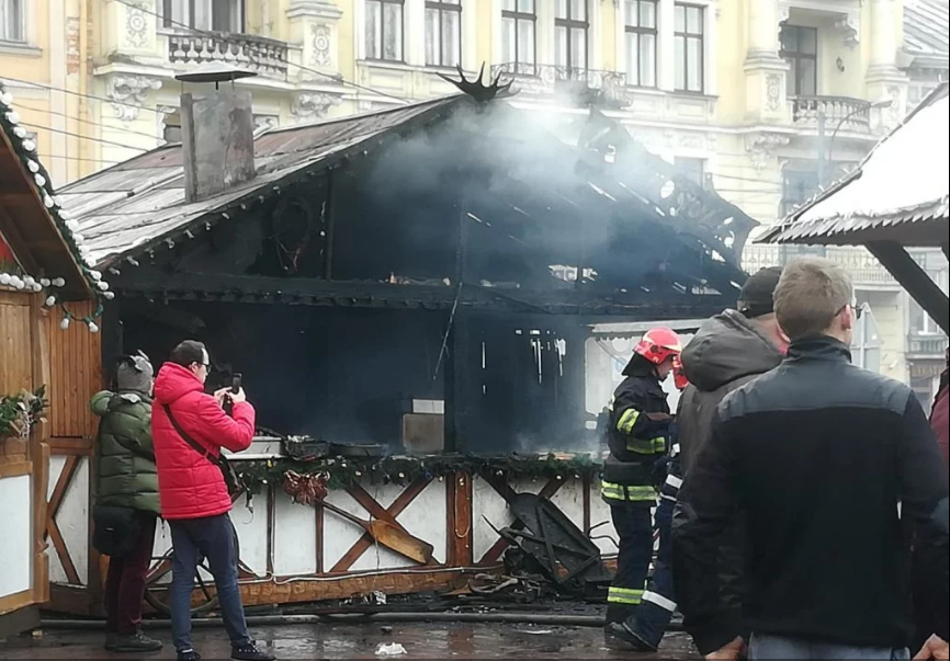 Огонь перекинулся на соседние домики.