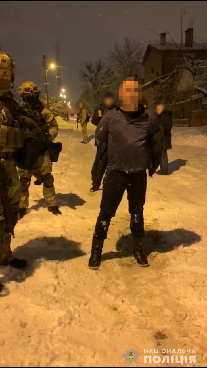 Мужчина продолжал стрелять в воздух после прибытия полиции.