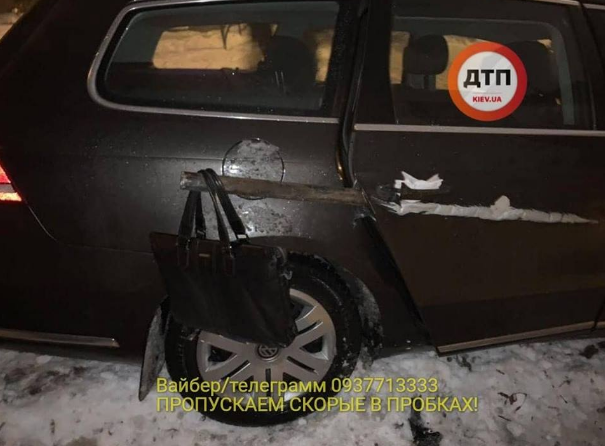 У Києві авто наскрізь проткнуло огорожу