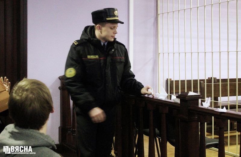 Один із співробітників міліції зім'яв кораблик в залі суду.
