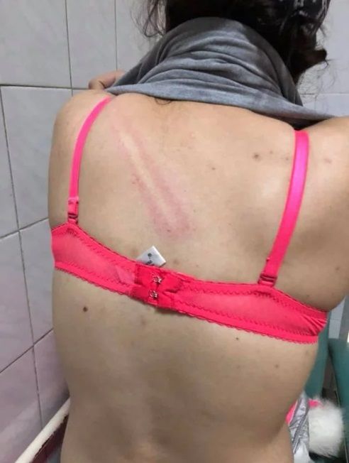 Женщин раздели и угрожали изнасилованием.
