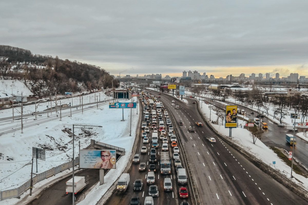 Автомобіль викинуло на бордюр.