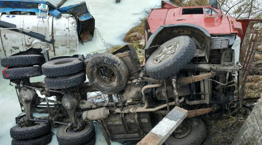 На Волыни молоковоз перевернулся и повредил 2 газопровода. Фото: ГосЧС