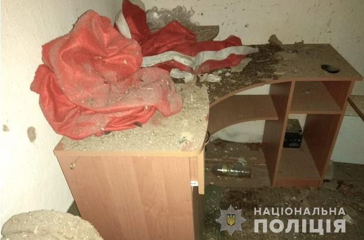 Гранатой хвастался ее владелец, а потом поставил на стол. Фото: tp.npu.gov.ua