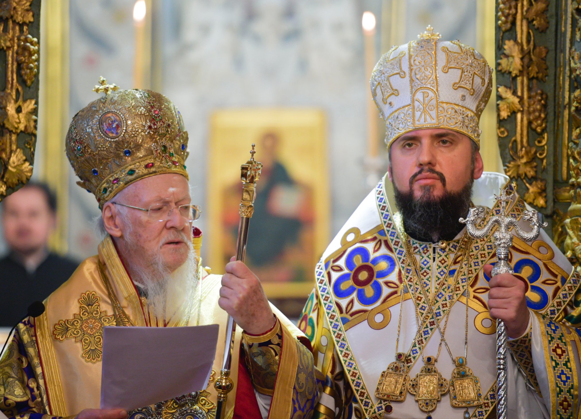 Перед вручением Епифаний и Варфоломей провели совместную службу.