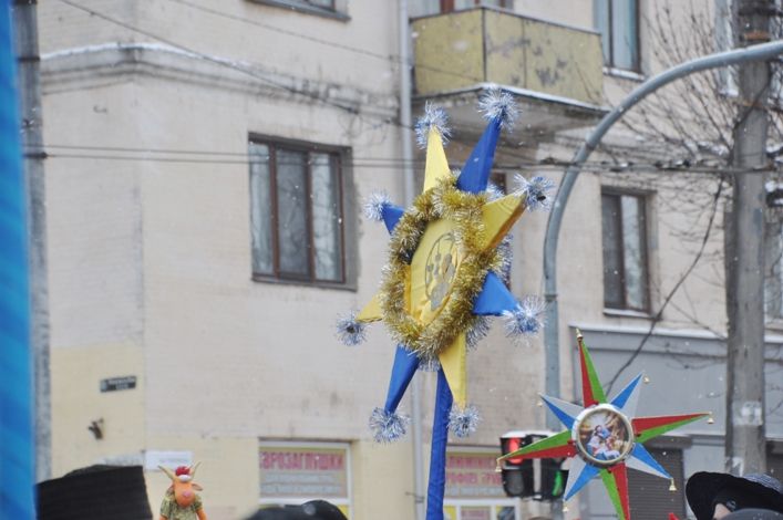 Сотні учасників ходи йшли по місту і співали різдвяні колядки. Фото: oda.zt