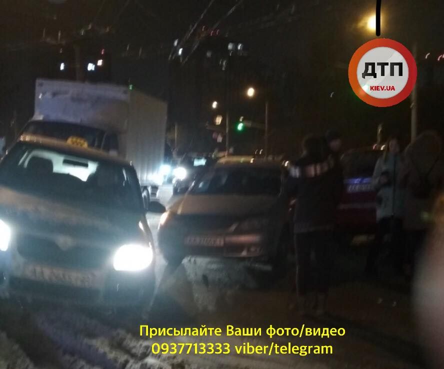 Три полосы движения перекрыли.