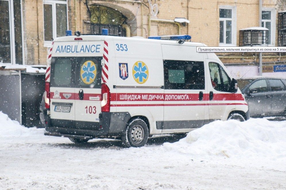 В центре Киева возле бизнес-центра нашли тело 15-летнего подростка. Фото: Информатор