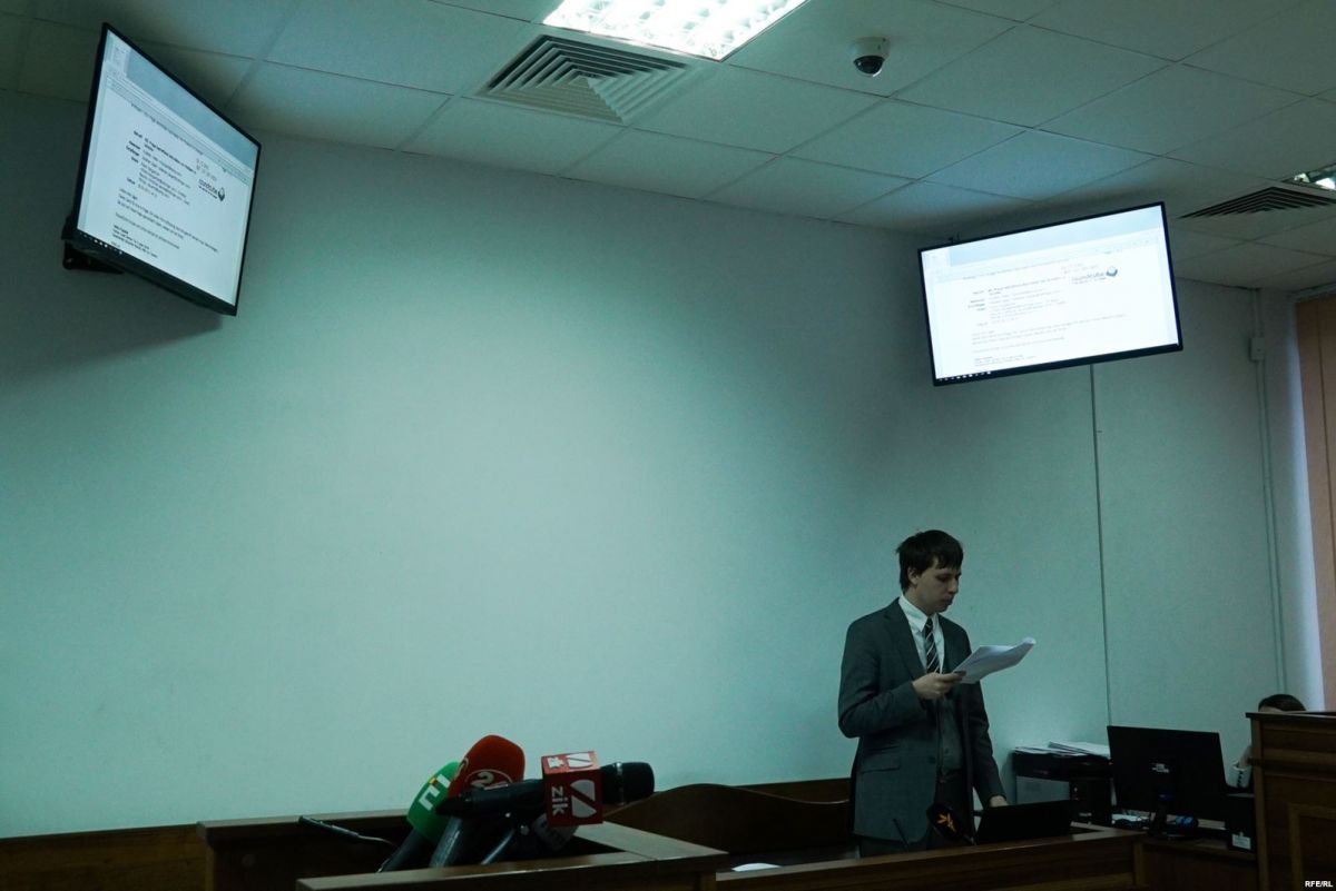 Прокурор САП представляє документи в справі Мартиненка в суді. Фото: 
