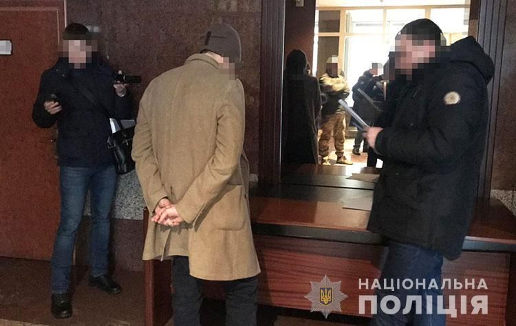 Чиновник требовал 5 тыс. долларов.