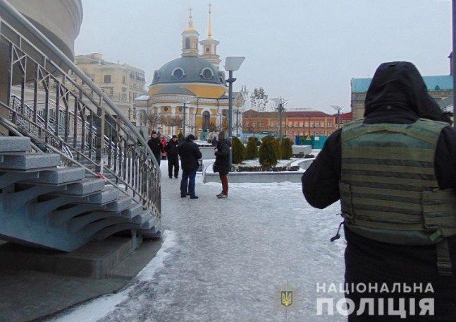 В центре Киева мужчину приковали наручниками к перилам и ограбили