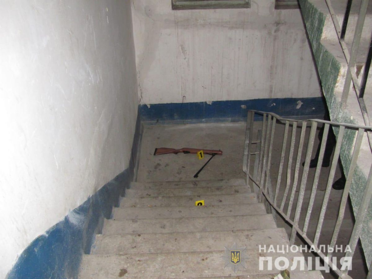 Злоумышленник получил телесные повреждения и был госпитализирован.