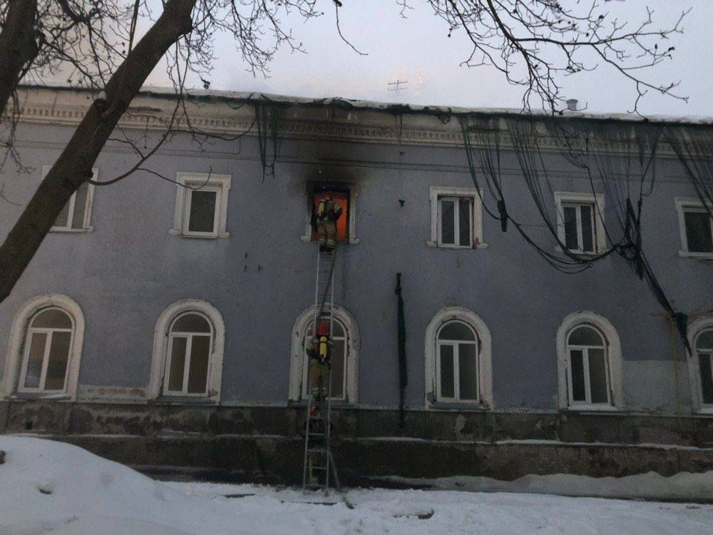 Пожежа почалася на території Києво-Печерської лаври. Фото: Держнс