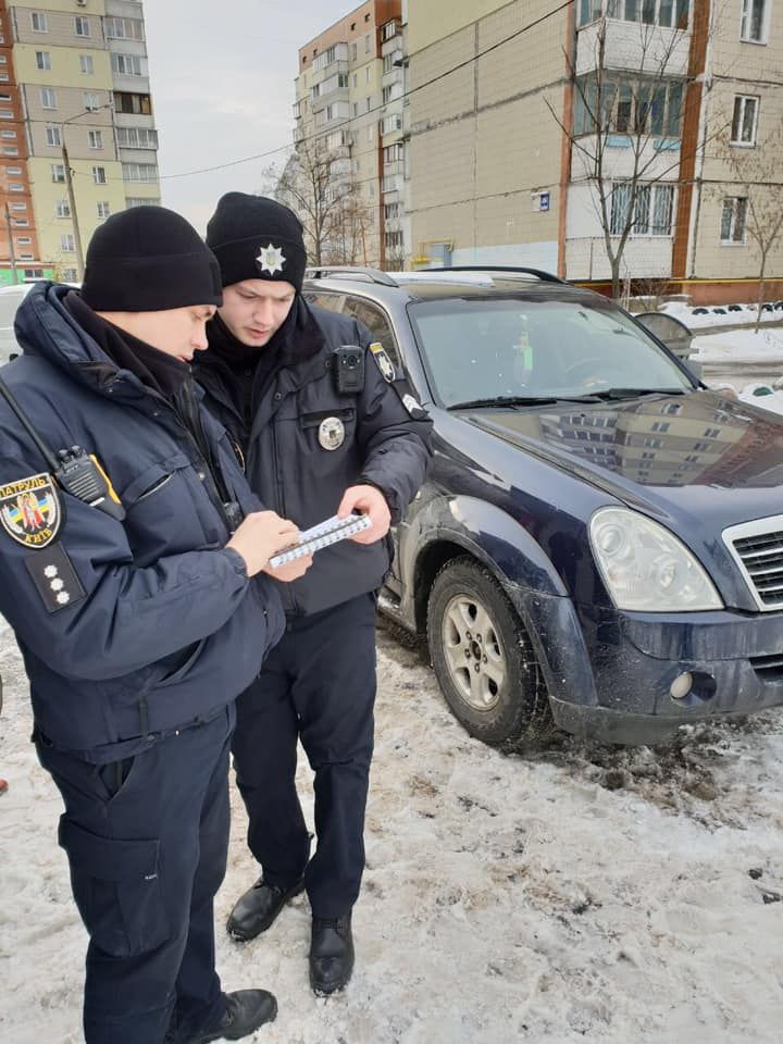 Неизвестные обстреляли автомобиль сотрудников штаба Гриценко. Фото: fаcebook.com/Khrystyna.Bondarenko