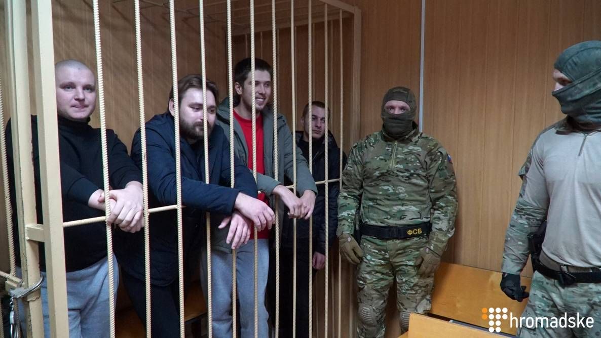 Моряки не отвечали на вопросы судьи, которые не касались их имени или звания. 