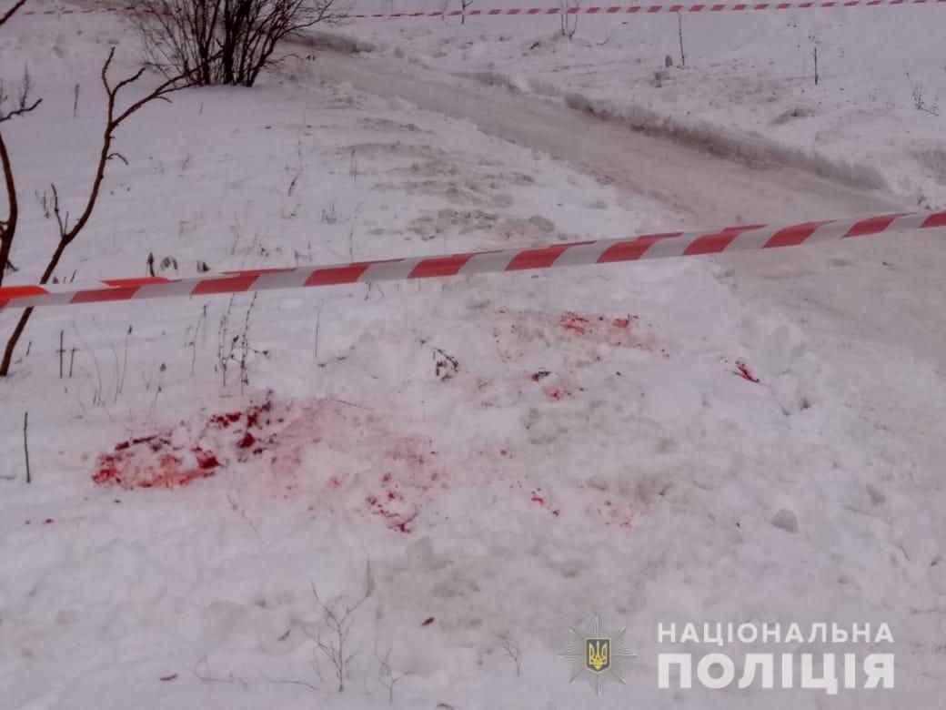 Офицера ранили около его же подъезда.