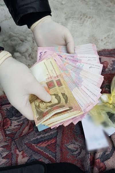 Деньги должны были передать тремя 
