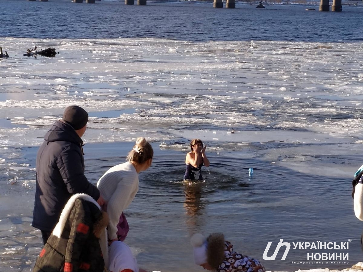 На Крещение принято окунаться в прорубь и умываться священной водой.