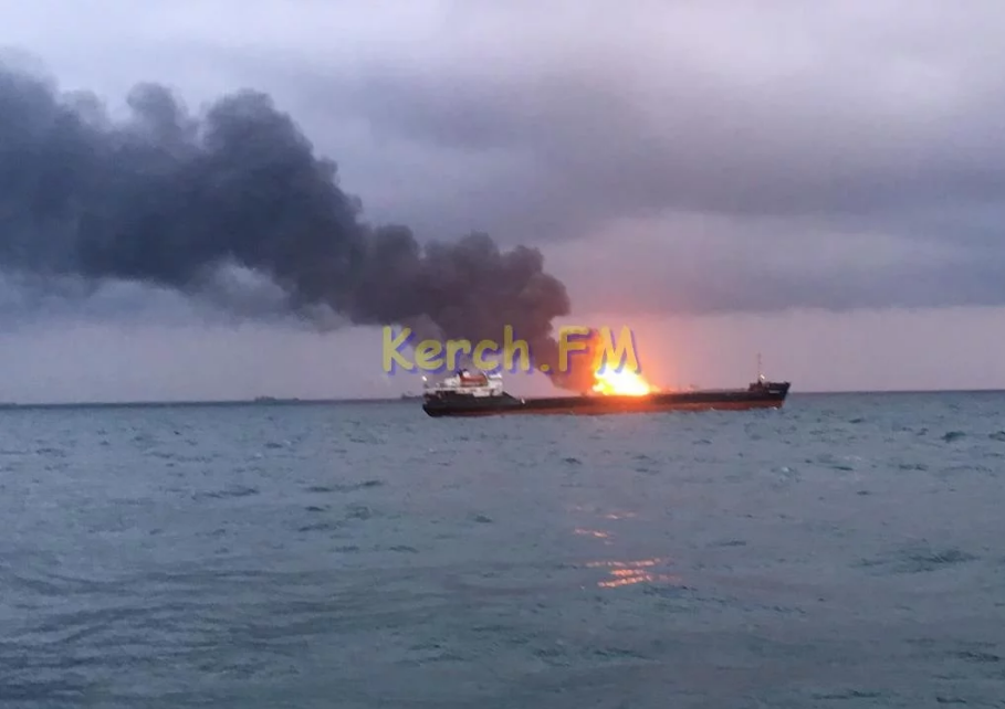 Пожар произошел из-за взрыва на одном из судов. Фото: kerch.fm